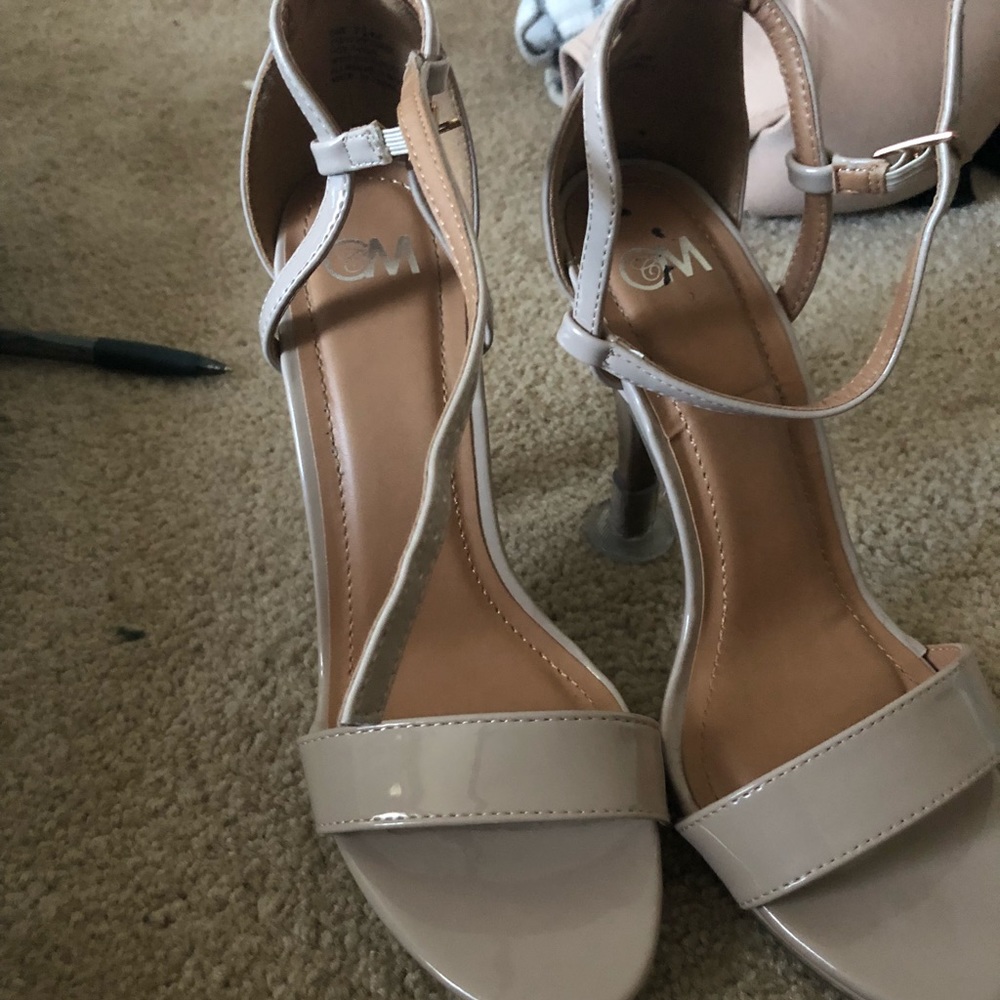 Nude heel with a shine